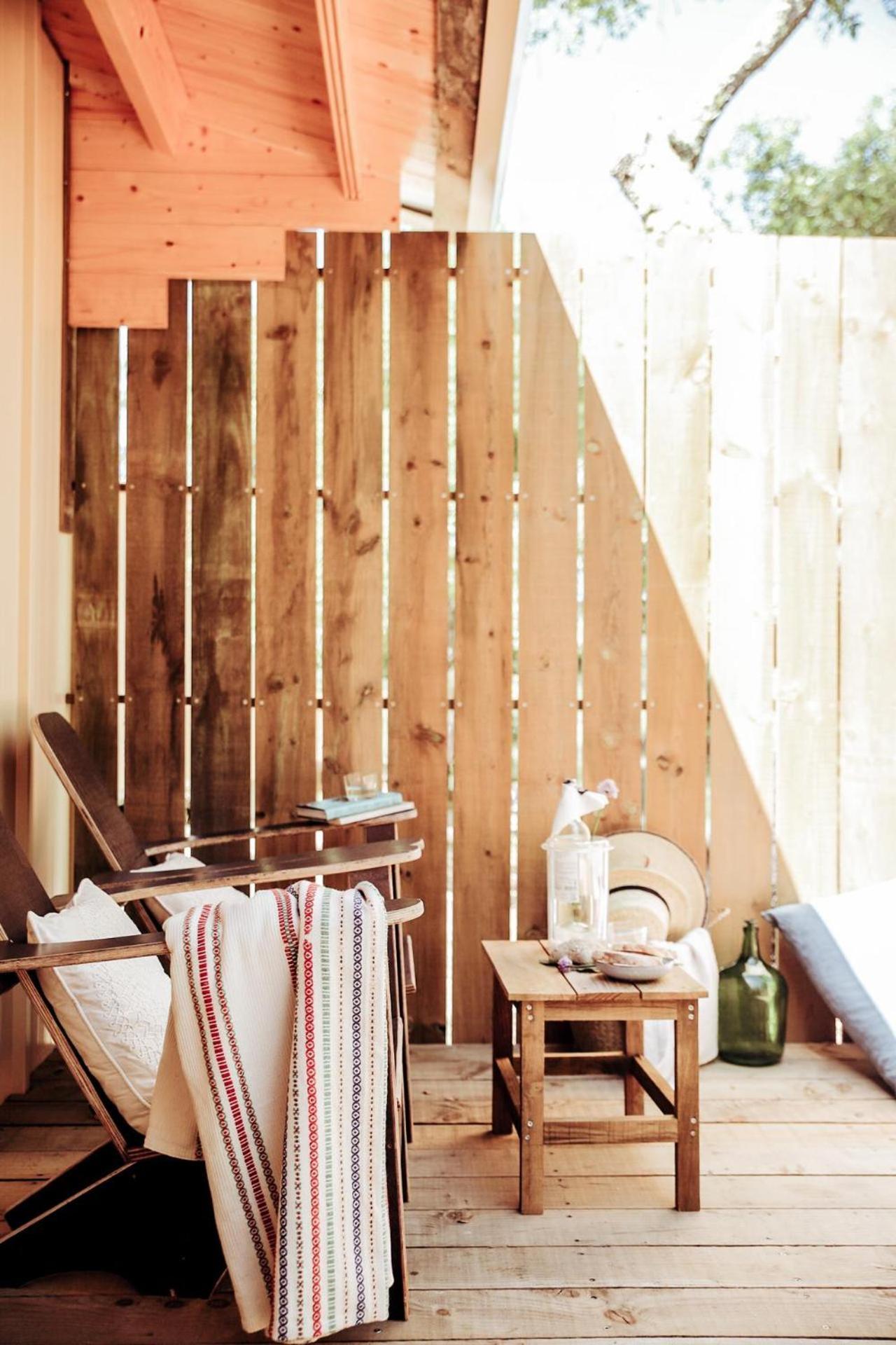 De Country house *